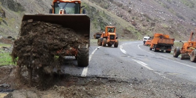 Hendekler kapatılıp, karayolu açıldı