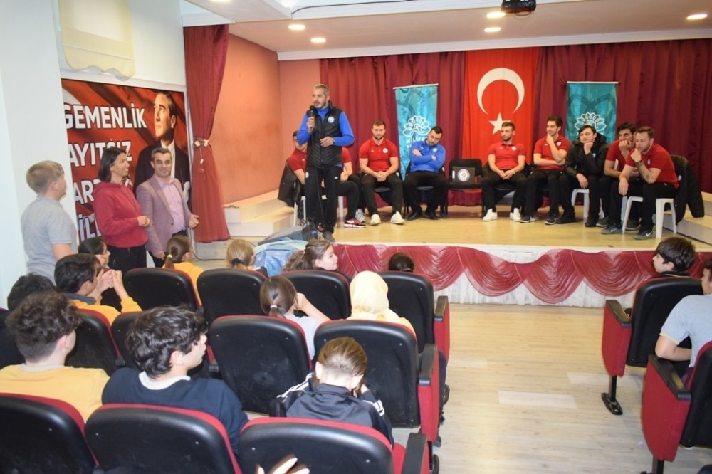Hentbolculardan öğrencilere tavsiyeler 
