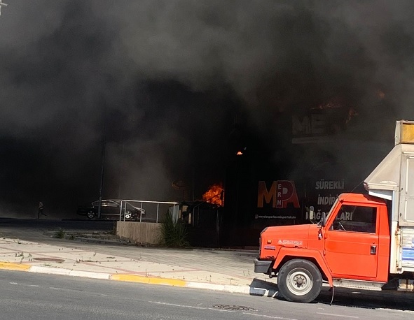 Henüz açılışı yapılmayan AVM kül oldu