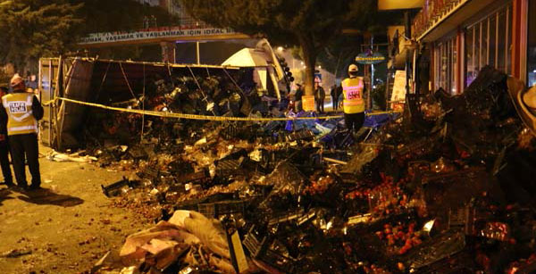 Hepsi ortaya saçıldı! Cadde savaş alanına döndü