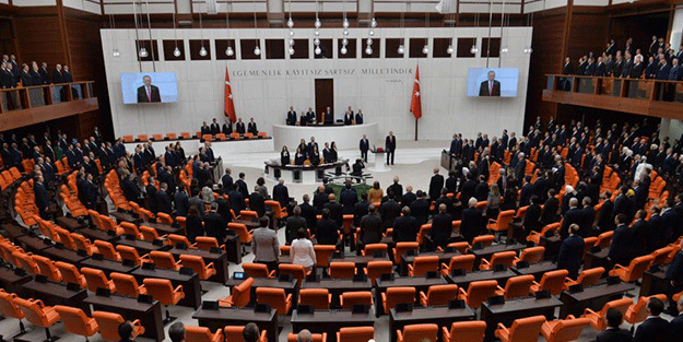 Hepsi oturdu o ayağa kalktı! Erdoğan'ı ayakta alkışlayan İYİ Partili Beker'in HDP açıklaması gündemde