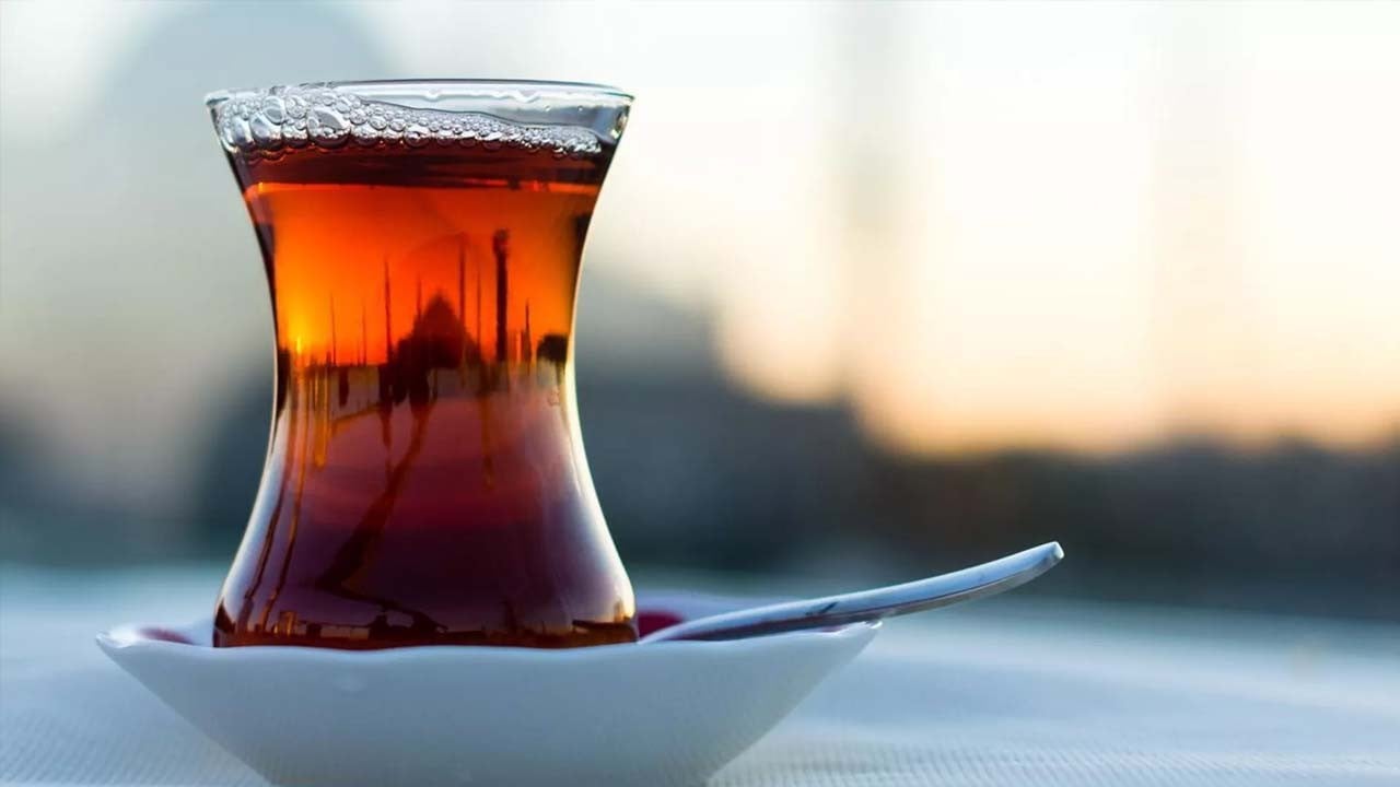 Her 10 bardaktan 7’si boyalı: Çayda büyük sahtecilik