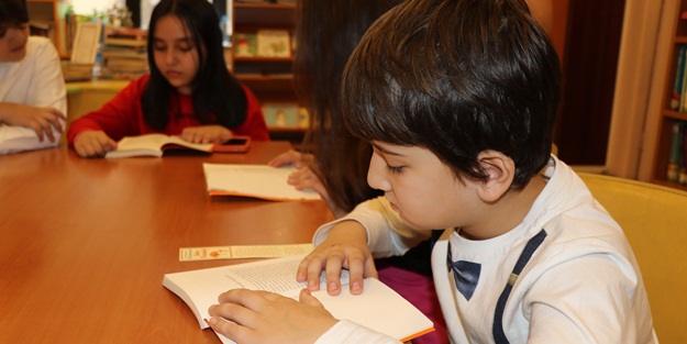 Her ay bir araya gelip kitap okuyorlar