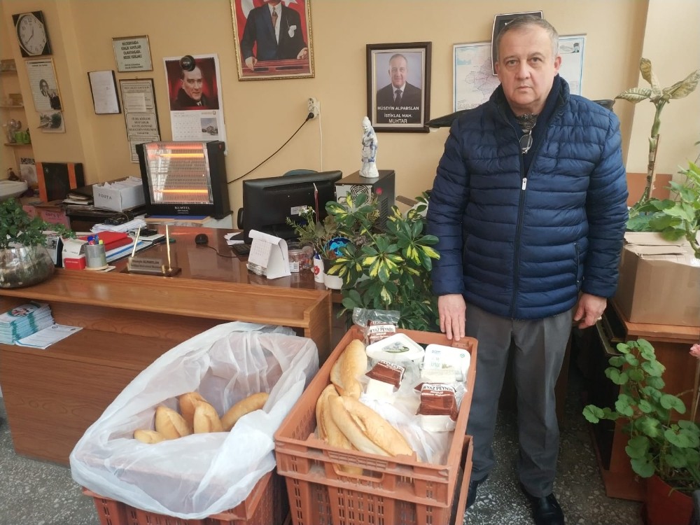 Her cuma ihtiyaç sahiplerine erzak dağıtıyorlar 