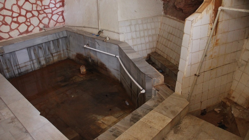 Her derde deva tarihi hamamın hali içler acısı 