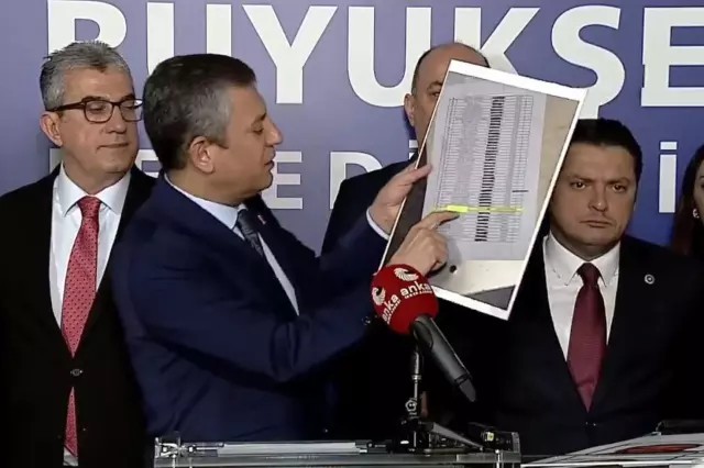 Her eline verileni çıkıp ekranda okursan böyle olur! Şovmen Özgür Özel yine duvara tosladı