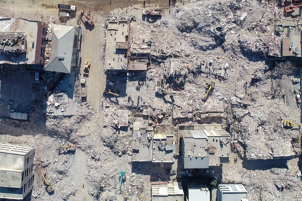 Her enkazda ayrı acı! Bir baba, ailesini böyle kurtardı