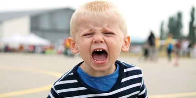 Her eşyayı fırlatan ve yere atan bir çocuğa sahipseniz...