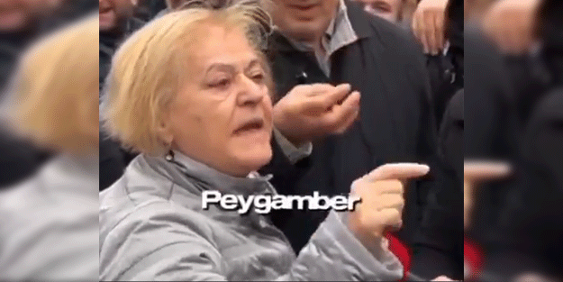 Her gördüğünüz teyzeyi sakın Müslüman sanmayın! Bunak kadın bakın ne diyor? "Peygamberin bu ülkeye ne faydası var?" Bunlar Türkiye sokaklarında başıboş dolaşıyor