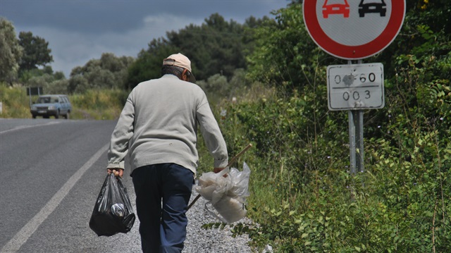 Her gün 5 kilometrelik yolu temizliyor