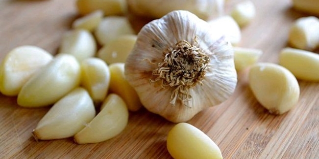 Her gün aç karnına sarımsak yiyince bakın neler oluyor!