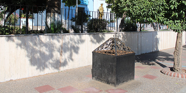 Her gün binlerce kişi yanından geçiyor! Kimse ne olduğunu bilmiyor