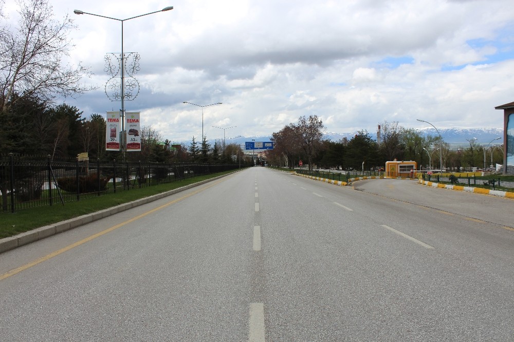 Her gün binlerce kişinin akın ettiği sokaklar boş kaldı 
