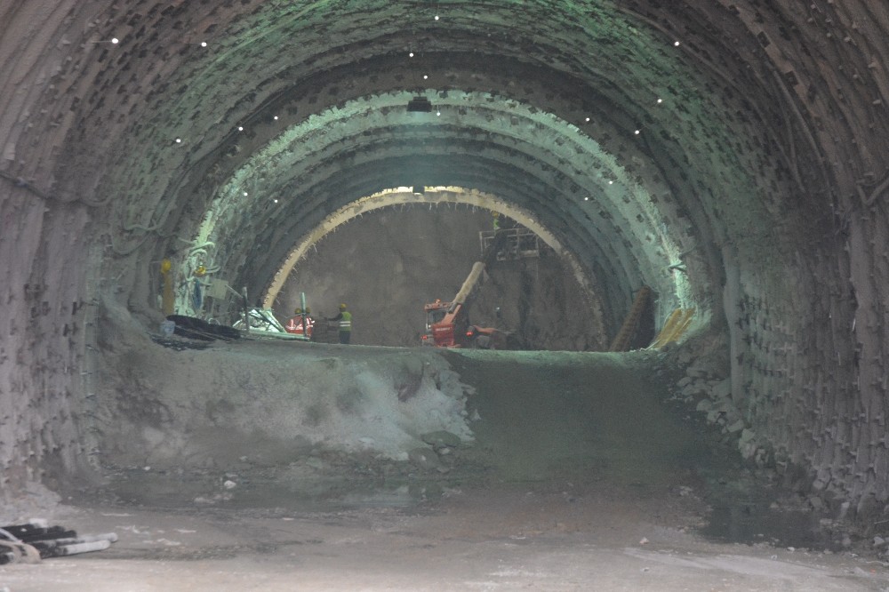 Her gün dağı 2 metre deliyorlar 