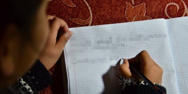 Her gün defterine aynı cümleyi yazıyor