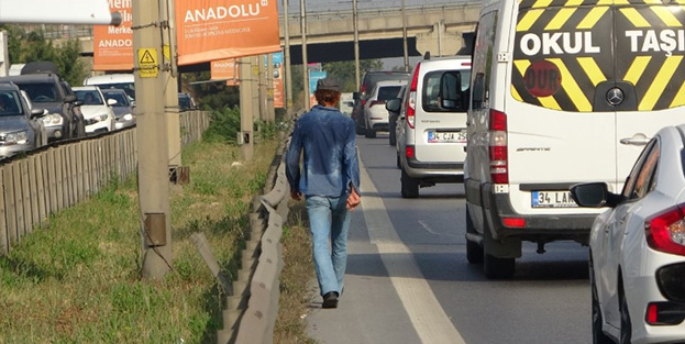 Her gün E-5 üzerinde kilometrelerce yürüyor! Nedeni yürek burktu!