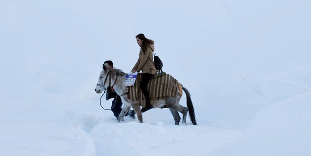 Her gün katırla 12 km yol giderek eğitim vermeye gidiyor