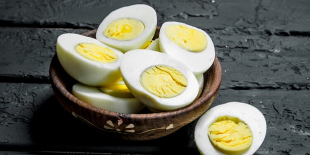 Her gün tüketiyoruz ama… Haşladığınız yumurta bu renkse büyük sıkıntı var!