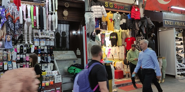 Her gün yanından binlerce insan geçiyor ama kimse fark etmiyor!