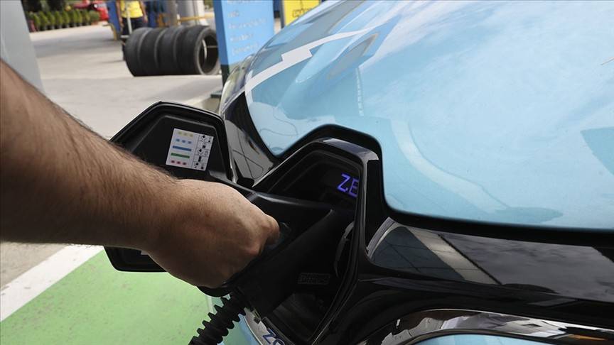 Her iki elektrikli araca bir şarj istasyonu düşüyor