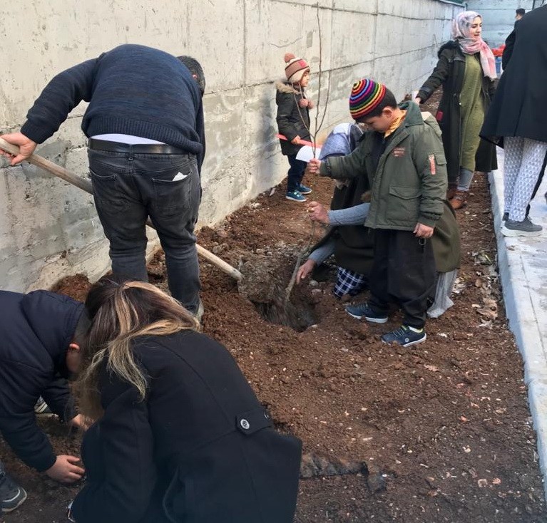 Her öğrenci için bir fidan dikildi 