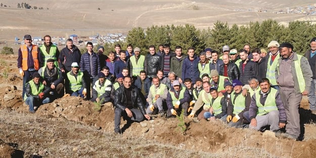 Her öğretmen için bir fidan diktiler