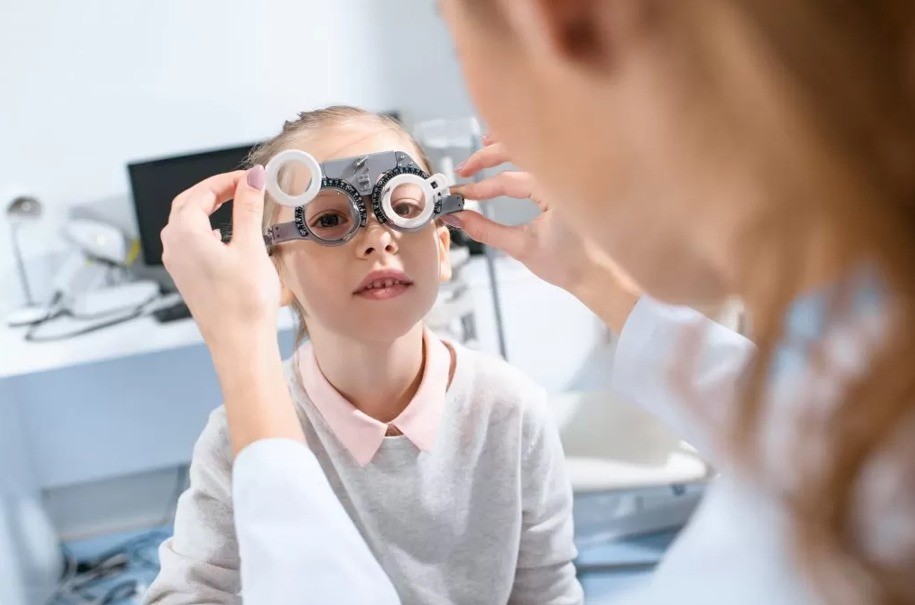 Her okul döneminde göz muayenesi şart