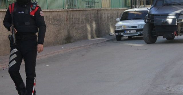 Korsan gösteri yapılan sokağa polis baskını!