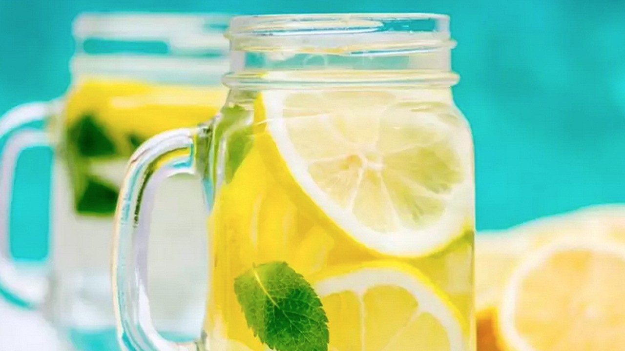 Her sabah limonlu ılık su içmenin 6 faydası!