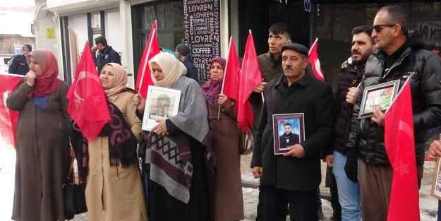 Her satırı dört dörtlük sözler! Evlat nöbetindeki anneden dem seçmenine ders