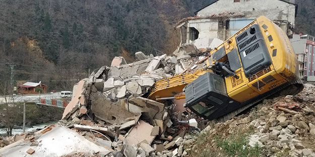 Her şey bir anda oldu! Bina, kepçenin üzerine yıkıldı
