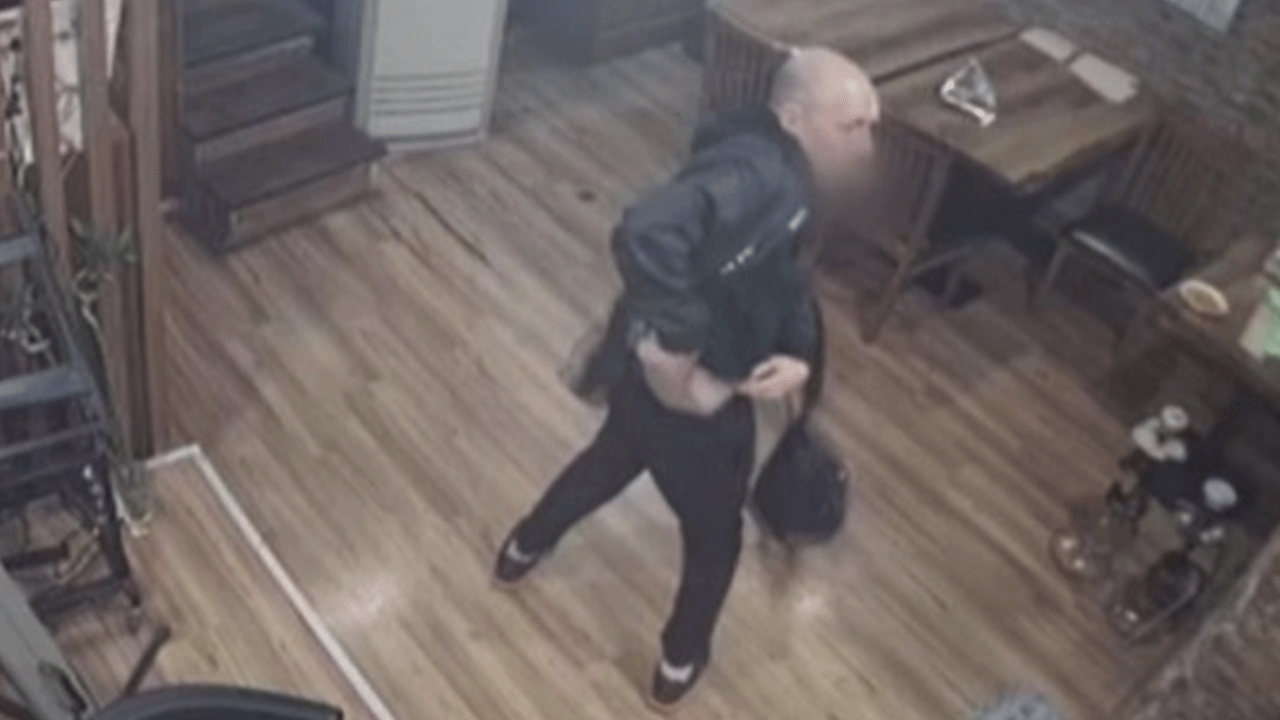 Her şey bir anda oldu! Elinde satırla dükkana daldı!