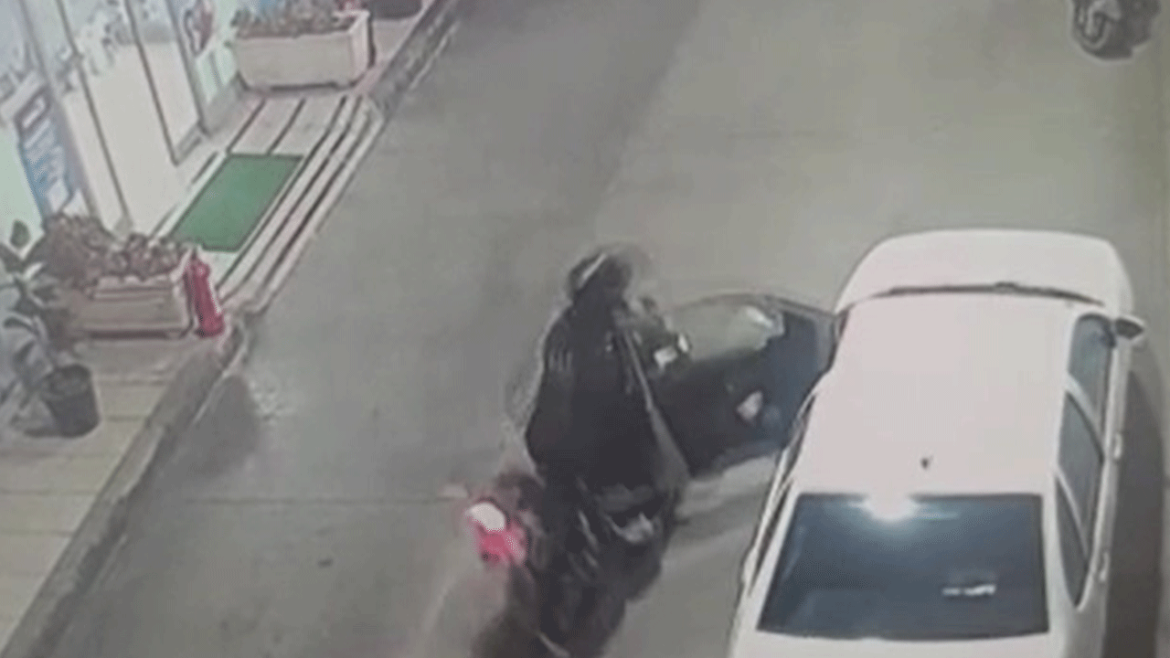 Her şey bir anda oldu! Otomobilin açılan kapısına çarptı!