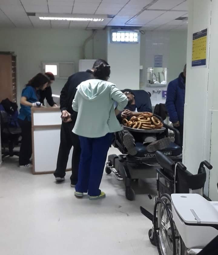 Her şey evine ekmek götürmek için...Acilde bile simit tezgahını elinden bırakmadı 
