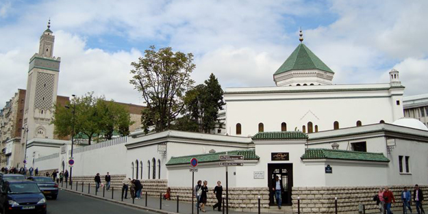 Her şeyi bıraktılar Müslümanlarla uğraşıyorlar! Bir camiyi daha kapatıyor