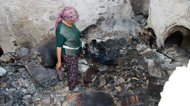 Her şeyini kaybeden kadın evini terk etmiyor