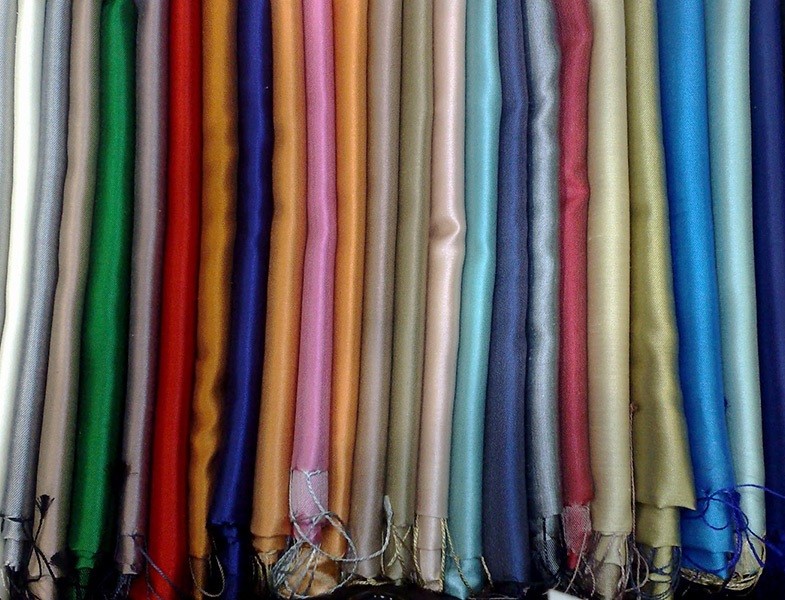 Her tesettürlü kadının dolabında bulunması gereken şallar