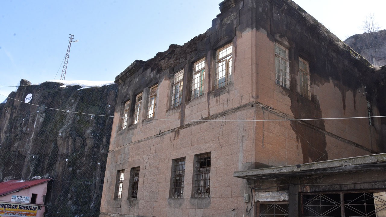 Her yağış yıkımı hızlandırıyor! Bitlis’te tarihi yapılar bir bir yok oluyor