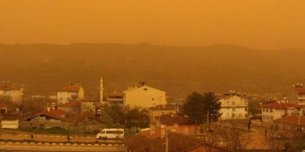 Her yer kiremit rengine bezendi! Çöl tozunun bilinmeyen etkisini açıkladılar
