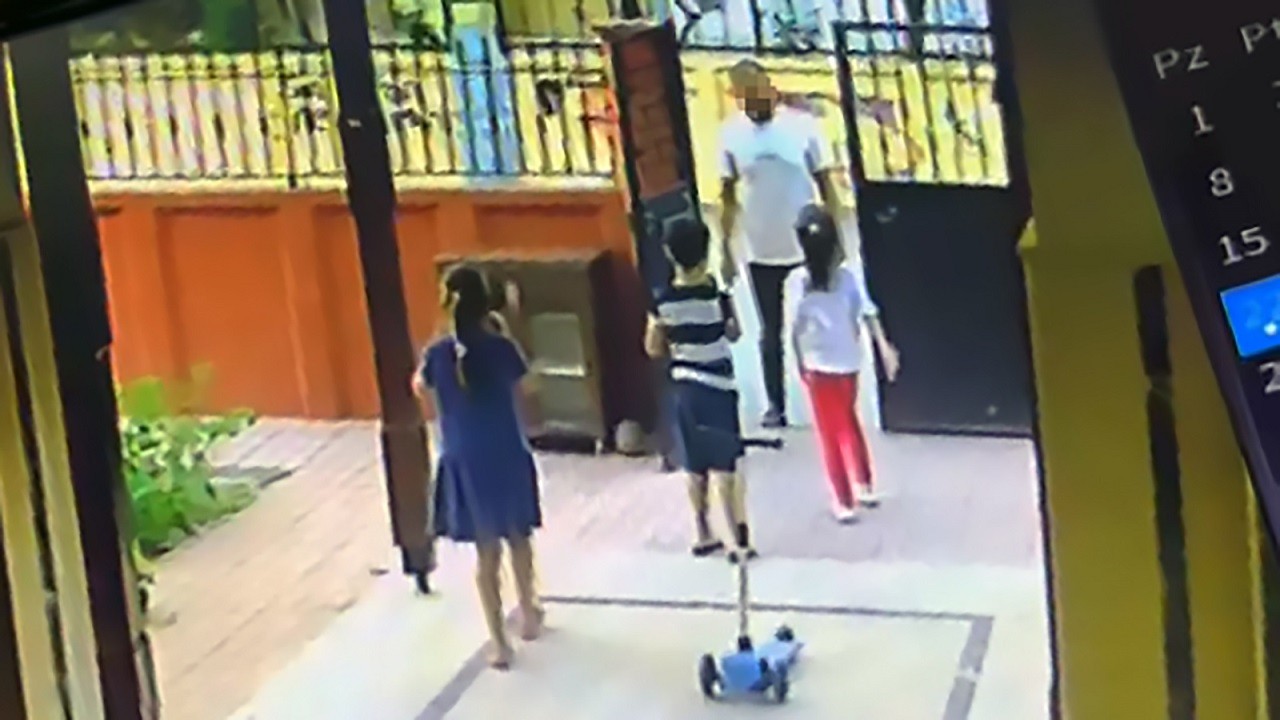 Her yerde aranıyor! Çocukları böyle rahatsız etti