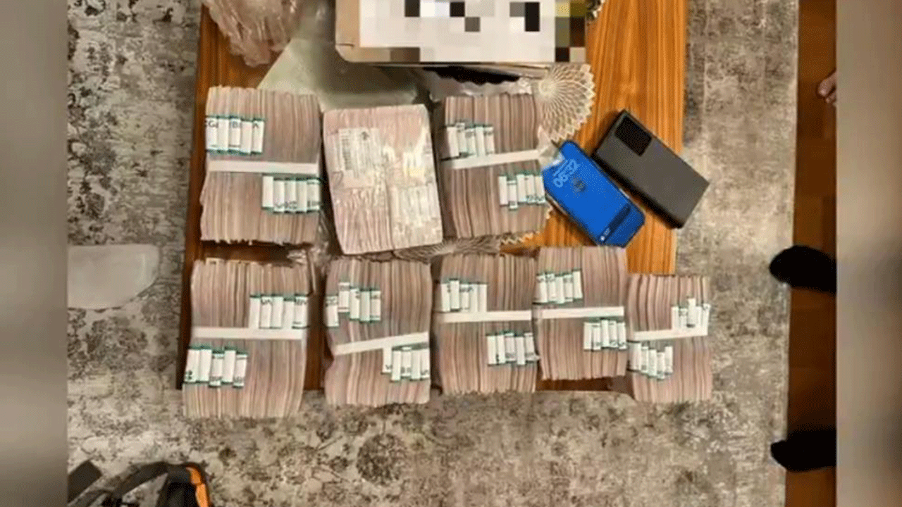 Her yerden desteler fışkırdı! İşte Ekrem’in adamlarında çıkan balya balya paralar