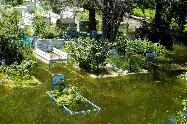 Her yıl aynı olay tekrarlanıyor! O ilde mezarlar sular altında kaldı