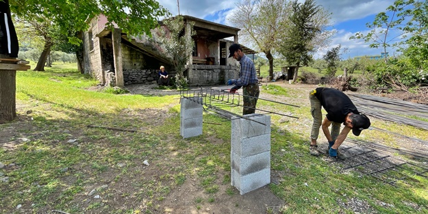 Her yıl bir ihtiyaç sahibi ailenin evini imece usulü inşa ediyorlar