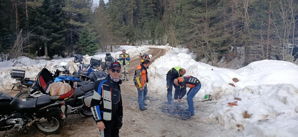 Her yıl motosikleti ile 67 kilometre yol yaparak buraya geliyorlar 
