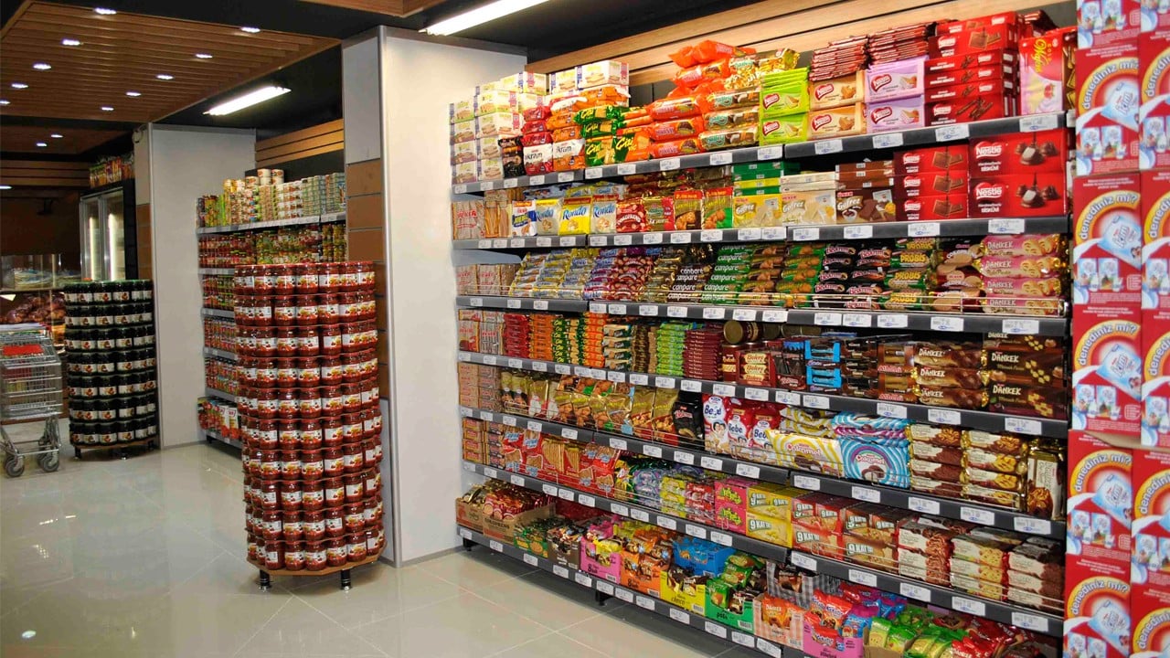 Herkes asgari ücreti tartışırken… Bazı marketlerde zamlı fiyat etiketleri basıldı bile