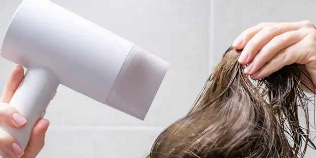 Herkes aynı hataya düşüyor, saçlar yağdan geçilmiyor! Kendi haline bırakmayın, sebum tavan yapıyor