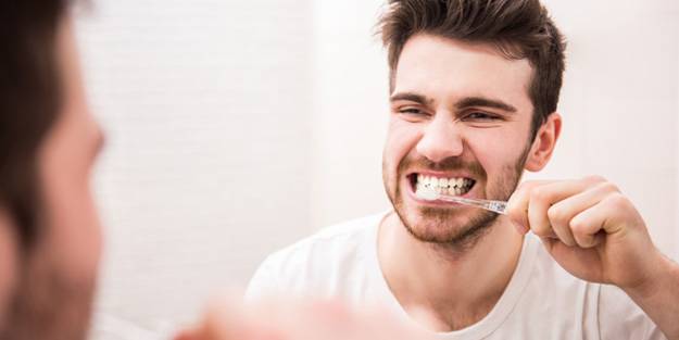 Herkes aynı hatayı yapıyor! Diş fırçalarken dikkat: Çürümeye sebep oluyor