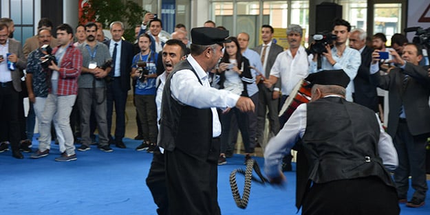 Herkes bakakaldı! Ellerine urganları alıp birbirlerine vurmaya başladılar
