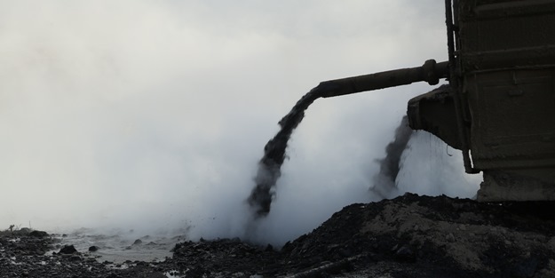 Herkes bir damlası için tepinirken o petroller toprağa akıyor