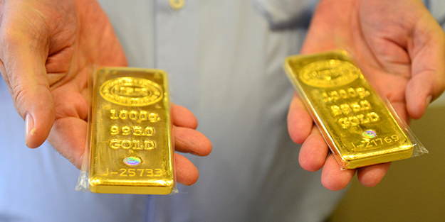 Herkes bu gizemli kişiyi konuşuyor! Külçe külçe altın dağıtmaya başladı, kapı önüne 50, 100 gram altın bırakıp kaçıyor